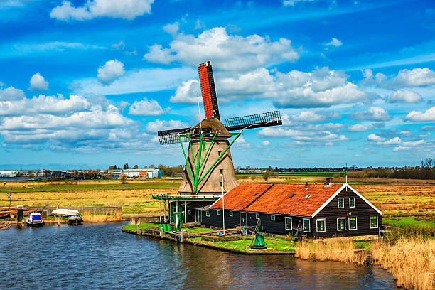 tradicional moinho holandês em uma típica canal em países baixos - polder windmill space landscape imagens e fotografias de stock