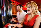 frau-spielen-am-spielautomaten.jpg?b=1&s