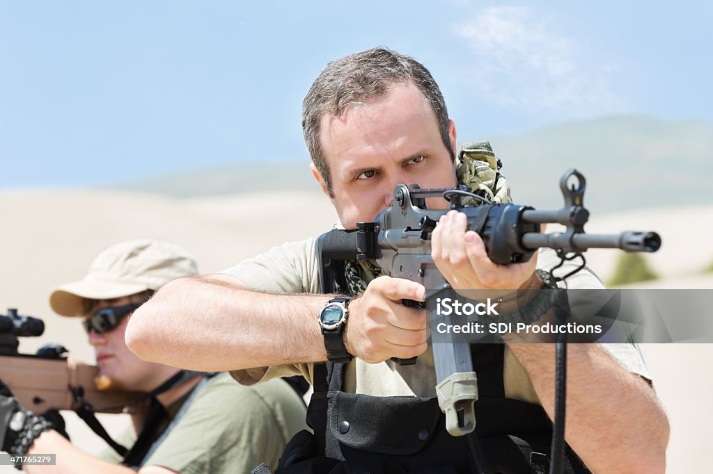 Soldados militares orientação durante a luta contra as armas no Deserto - Royalty-free Adulto Foto de stock