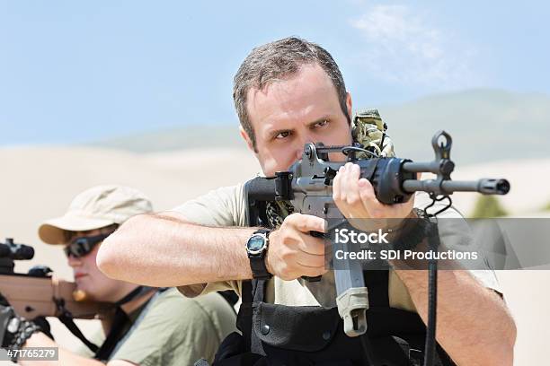 Foto de Soldados Militares Com O Objectivo De Armas No Deserto Durante A Luta e mais fotos de stock de Adulto