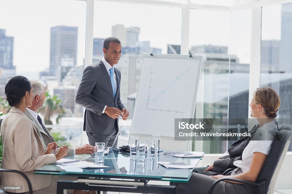 Бизнесмен, стоя перед доске - Стоковые фото График роялти-фри