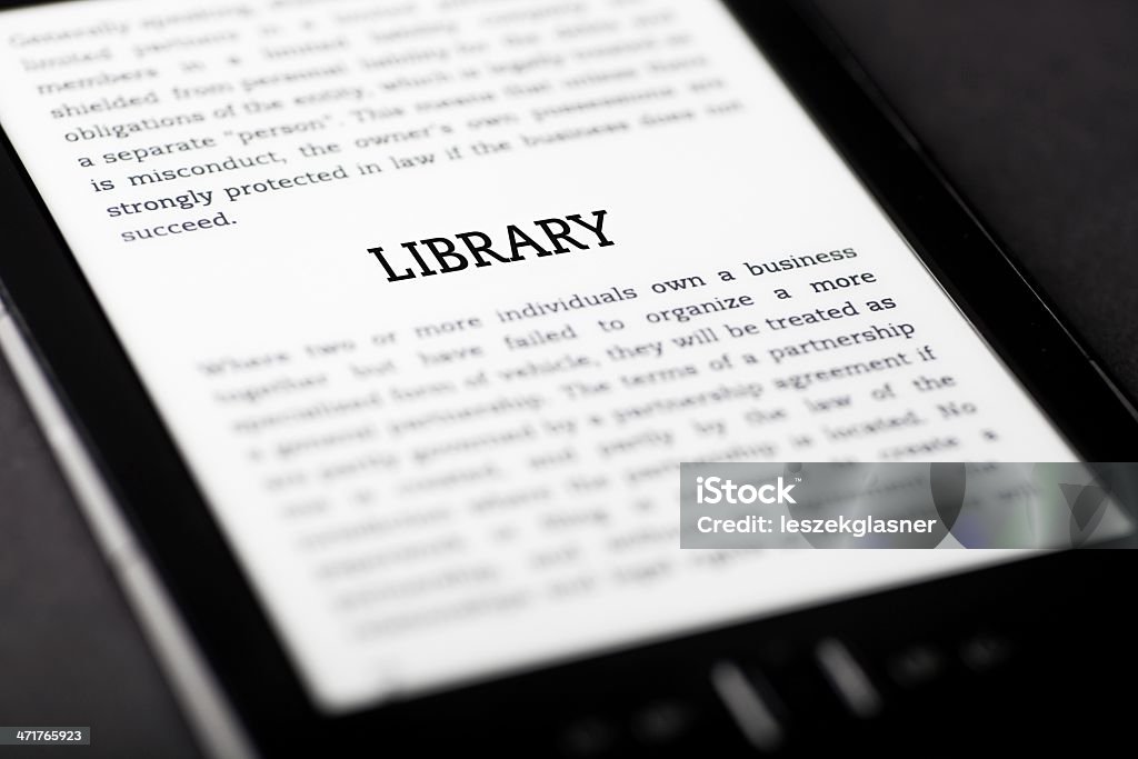 Bibliothèque sur une tablette tactile et concept de e-book - Photo de Affaires libre de droits