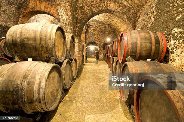 Antigua Bodega De Vinos Foto de stock y más banco de imágenes de Bodega - Almacén - Bodega - Almacén, Antigualla, Arco - Característica arquitectónica