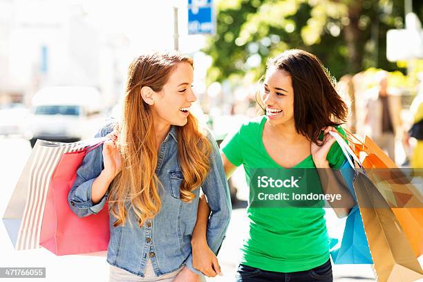 Teenage Freunde Tragen Einkaufstüten Zu Fuß Auf Der Straße Bei Stockfoto und mehr Bilder von 16-17 Jahre
