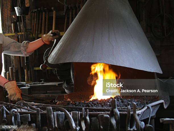 Blacksmithing - ふいごのストックフォトや画像を多数ご用意 - ふいご, 写真, 横位置
