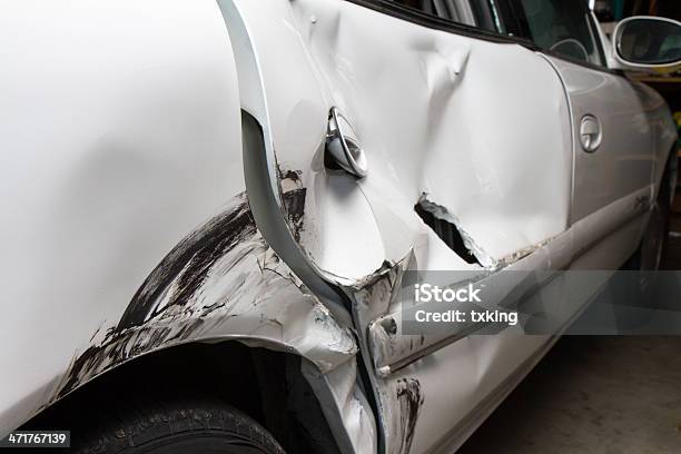 Verbeult Bis Auto Von A Wreck Stockfoto und mehr Bilder von Abbrechen - Abbrechen, Abgerissen, Altmetall