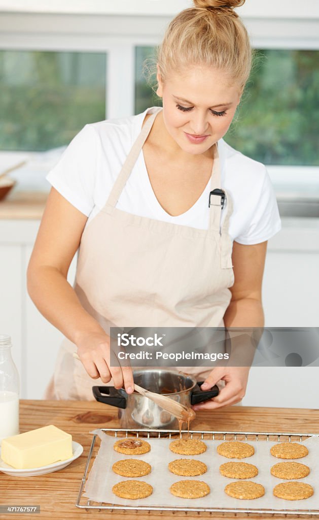 Die pure Dekadenz im Hause Backen - Lizenzfrei Attraktive Frau Stock-Foto