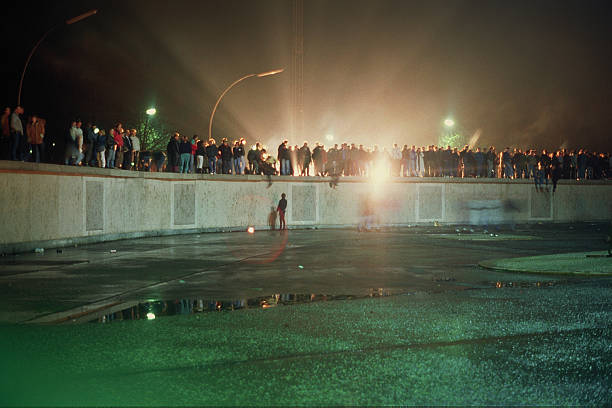 fall of the berliner wall at the brandenburger tor - 柏林圍牆 個照片及圖片檔