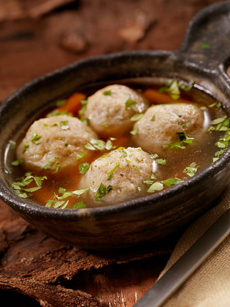 matzah sopa de bola - matzo soup passover judaism fotografías e imágenes de stock