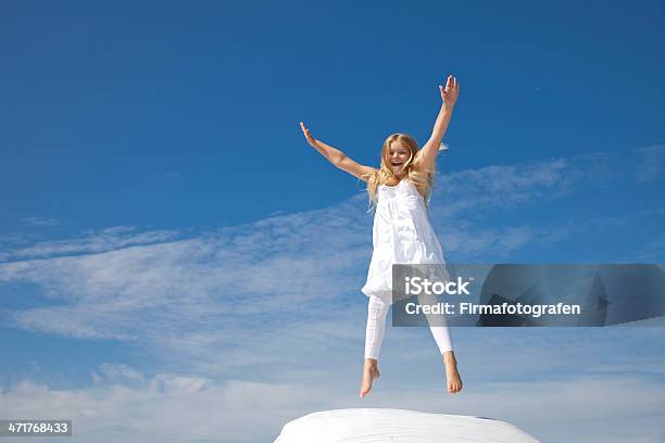 소녀 뛰어내림 Of Joy 가냘픈에 대한 스톡 사진 및 기타 이미지 - 가냘픈, 건강한 생활방식, 구름