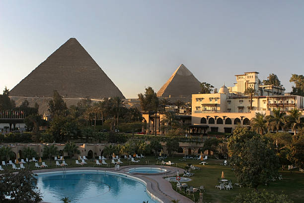 aguas de la piscina y las pirámides de giza - hotel mena house oberoi fotos fotografías e imágenes de stock