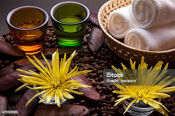 Massage Oil Stockfoto und mehr Bilder von Aromatherapie - Aromatherapie, Fotografie, Handtuch