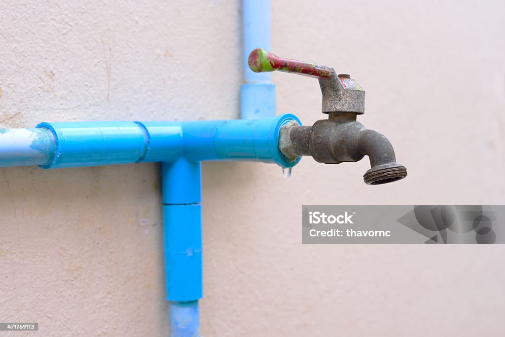 Fechado torneira de água e tubo de PVC - Foto de stock de Cano d'água royalty-free