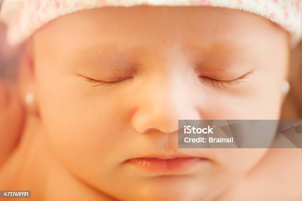 Bebê Menina Dormir - Fotografias de stock e mais imagens de 0-11 Meses - 0-11 Meses, Bebé, Bebés Meninas
