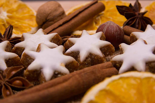 シナモンのビスケット - anise cinnamon star nutmeg ストックフォトと画像