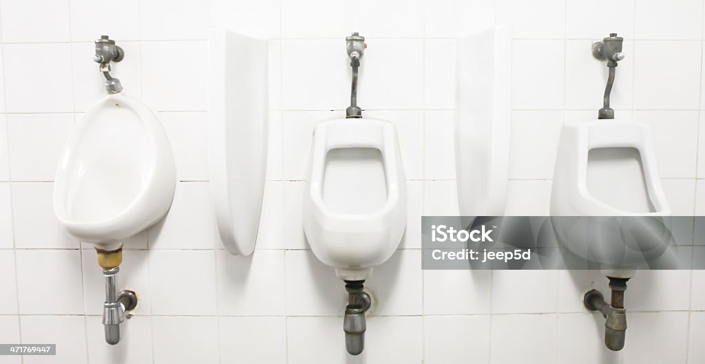 Hombres con Urinals-Vista alternativa a continuación - Foto de stock de Antihigiénico libre de derechos