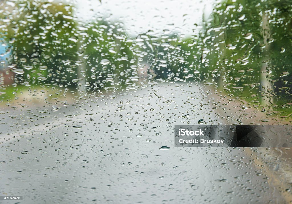 Дождь на стекло - Стоковые фото Абстрактный роялти-фри