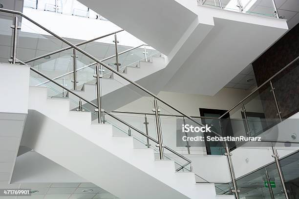 Photo libre de droit de Escaliers De Bureau banque d'images et plus d'images libres de droit de En verre - En verre, Escalier, Marches - Marches et Escaliers