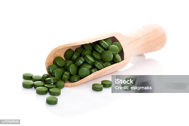 Green Tabletten Auf Hölzernen Runden Stockfoto und mehr Bilder von Abnehmen - Abnehmen, Alternative Behandlungsmethode, Alternative Medizin