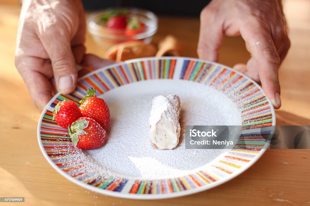 Cannoli com morangos - Foto de stock de Adulto royalty-free