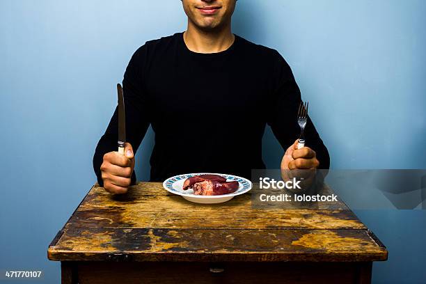 Hombre Joven Con Un Centro Para El Almuerzo Foto de stock y más banco de imágenes de Carne - Carne, Cuchillo - Cubertería, Adulto