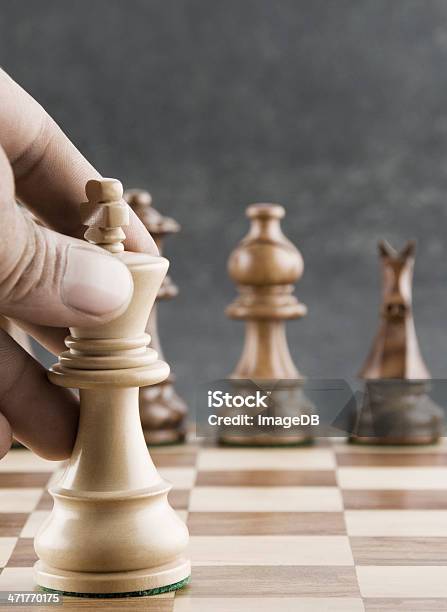 Человеческая Рука Двигаться Большой Шахматная Фигура — стоковые фотографии и другие картинки Шахматный король