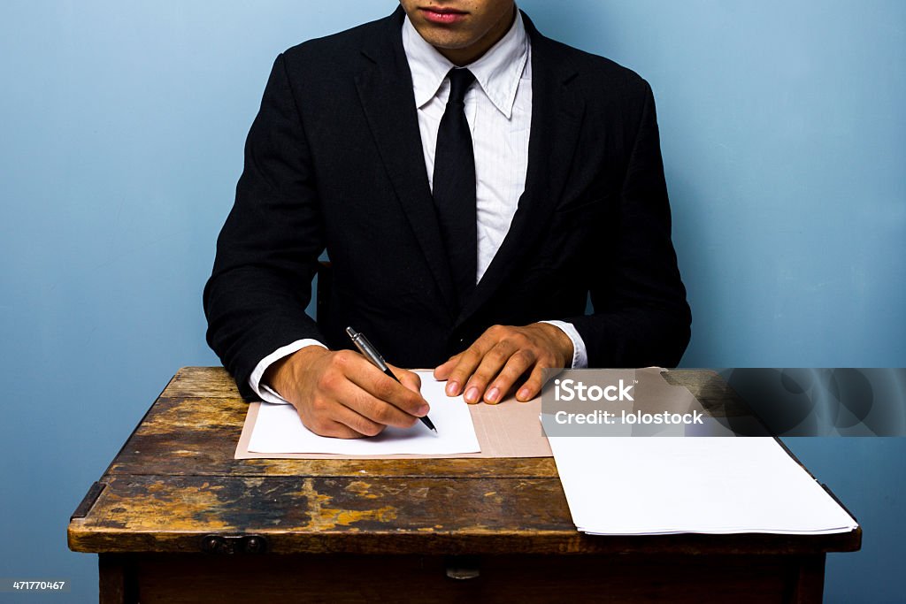 Homme d'affaires signature de documents sur le bureau en bois - Photo de Adulte libre de droits