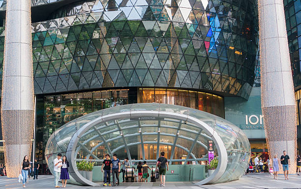 ион сад торговый центр в сингапуре - editorial tall luxury contemporary стоковые фото и изображения