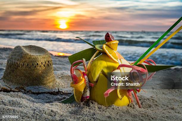 Fruta Plano Aproximado De Cocktail Na Praia Ao Pôr Do Sol - Fotografias de stock e mais imagens de Alimentação Saudável