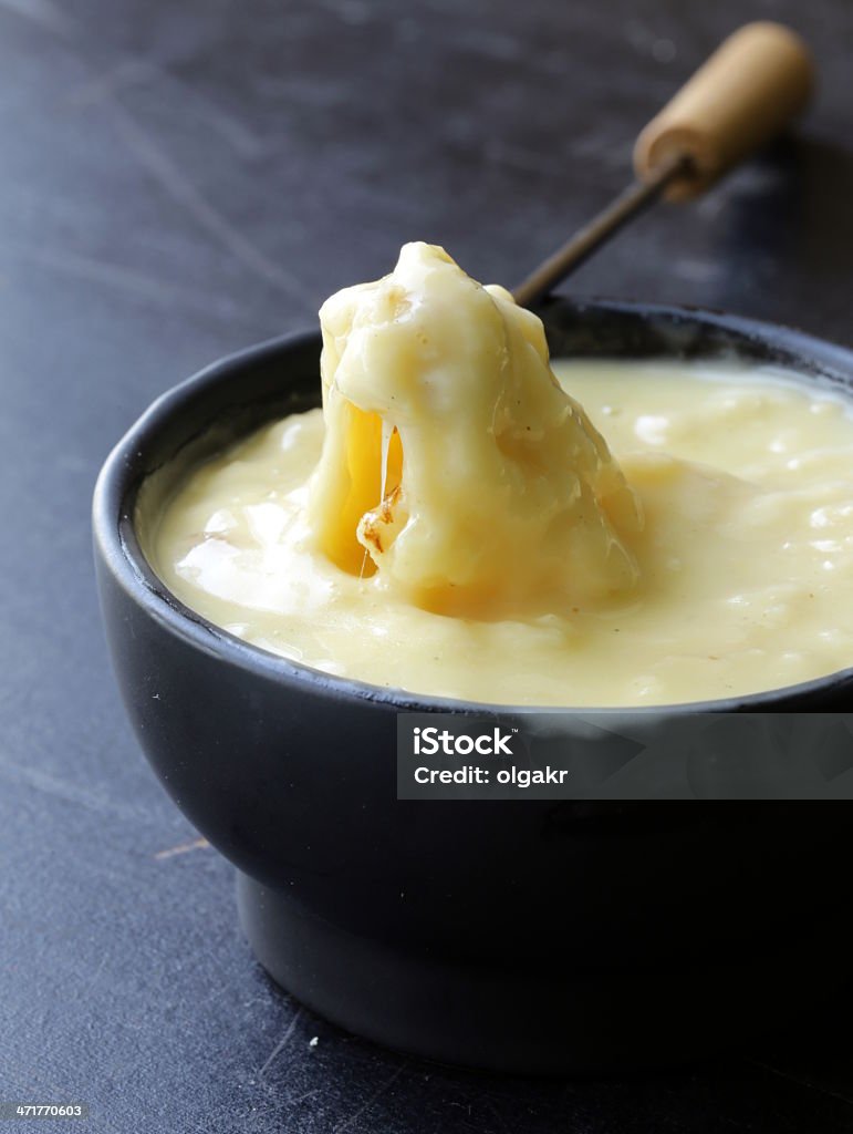 fondue-Brot (croutons) im liquid Käse - Lizenzfrei Fondue Stock-Foto