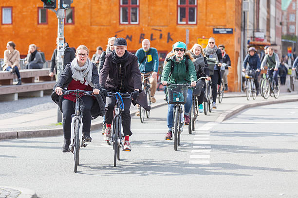 menschen in kopenhagen mit dem fahrrad - denmark traffic copenhagen danish culture stock-fotos und bilder