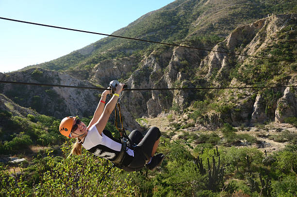 jovem mulher com zíper e forro - zip lining - fotografias e filmes do acervo