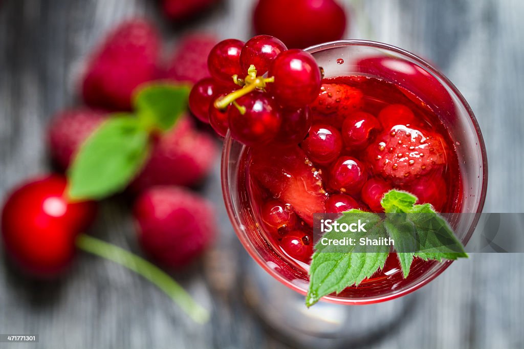 Fabricadas de licor de cerezas y menta silvestre - Foto de stock de Alcoholismo libre de derechos