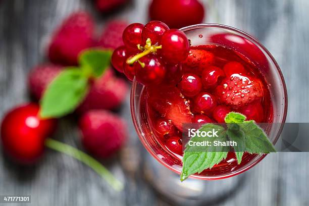 Fabricadas De Licor De Cerezas Y Menta Silvestre Foto de stock y más banco de imágenes de Alcoholismo - Alcoholismo, Anticuado, Bebida