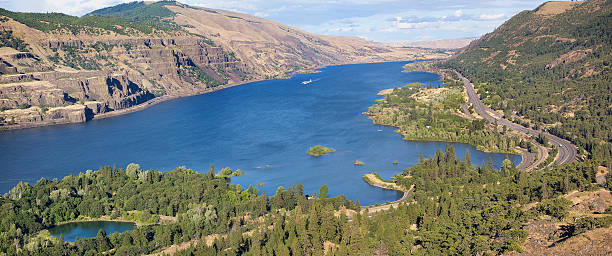 istock Columbia River Gorge from Rowena Crest Panorama 471771771