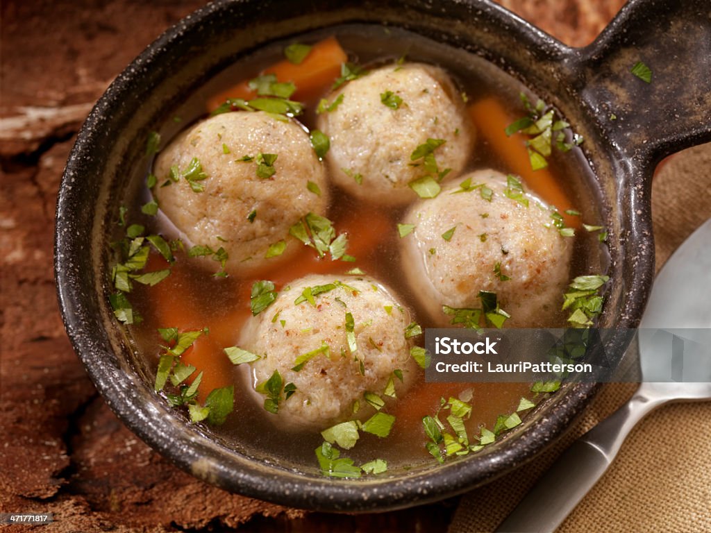 Matzah sopa de bola - Foto de stock de Sopa de bola de matzo libre de derechos