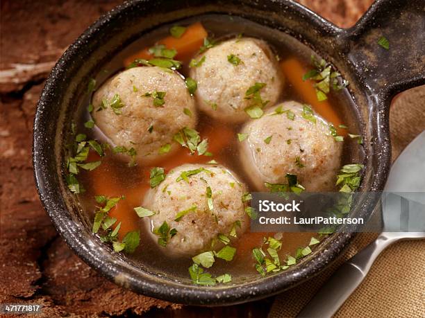 Matzah Sopa De Bola Foto de stock y más banco de imágenes de Sopa de bola de matzo - Sopa de bola de matzo, Alimento, Bola de Matzo