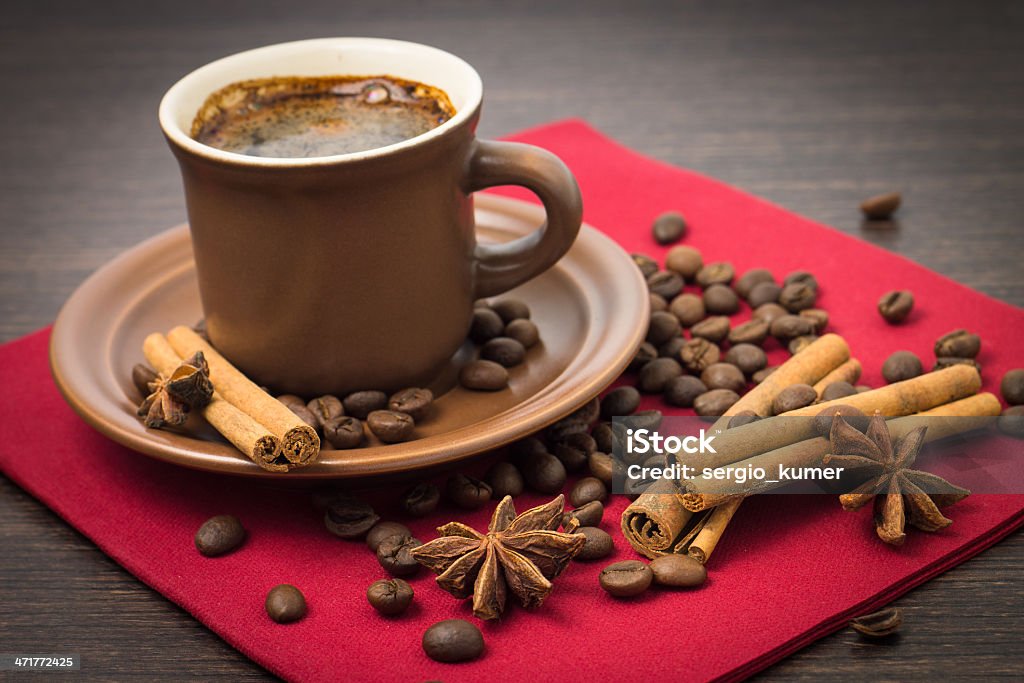 Tasse Kaffee mit Gewürzen auf roter Serviette - Lizenzfrei Aufschlagen - Sport Stock-Foto