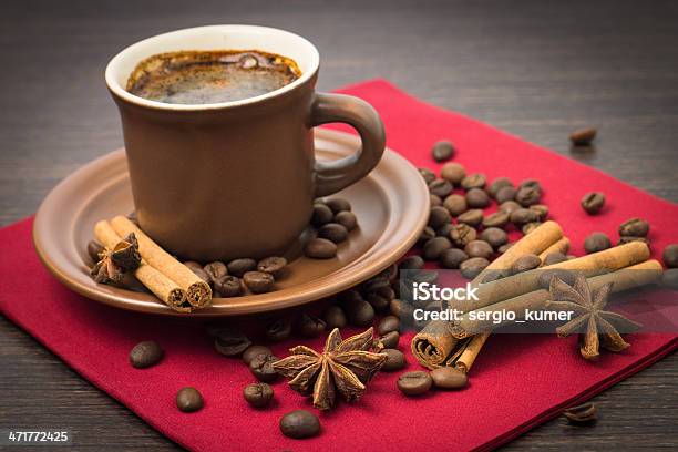 Tasse Kaffee Mit Gewürzen Auf Roter Serviette Stockfoto und mehr Bilder von Aufschlagen - Sport - Aufschlagen - Sport, Bildhintergrund, Braun