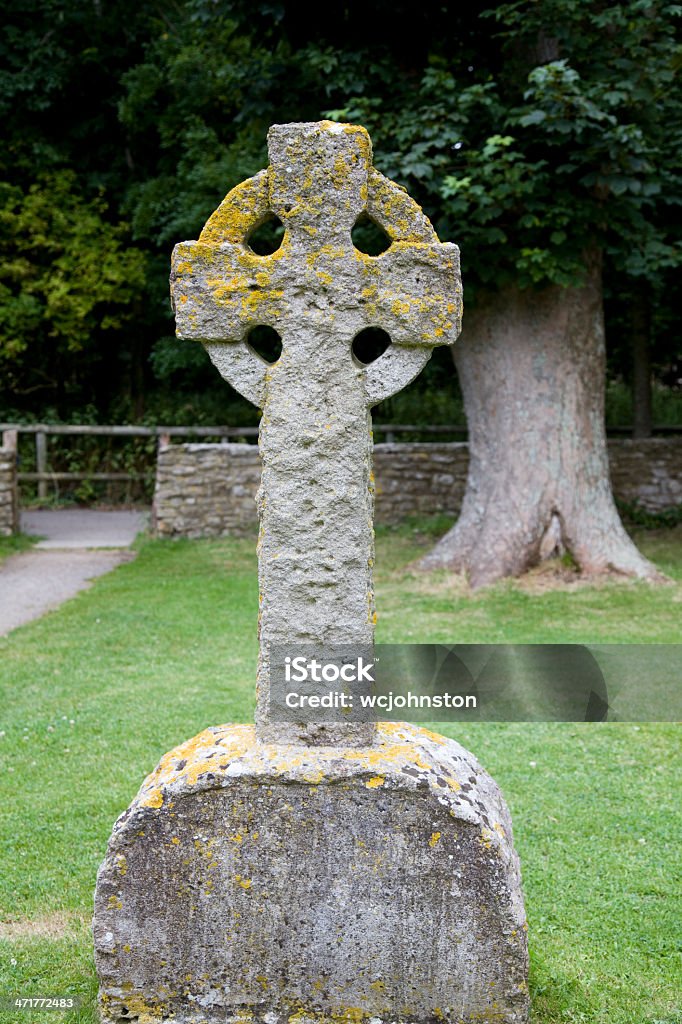 Croce celtica in un cimitero inglese - Foto stock royalty-free di A forma di croce