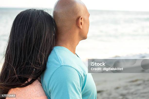 Casal A Olhar Para O Oceano Fora - Fotografias de stock e mais imagens de Abraçar - Abraçar, Adulto, Adulto maduro