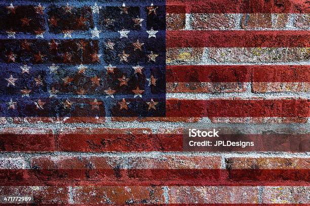 Bandera De Estados Unidos En Fondo De Pared De Ladrillo Foto de stock y más banco de imágenes de Azul