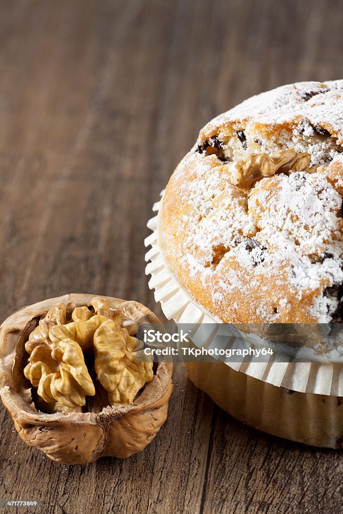 Grande muffin de chocolate e nozes - Foto de stock de Assar royalty-free