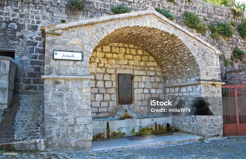 Fontanella. Alberona. Puglia. Italia. - Foto de stock de Acera libre de derechos