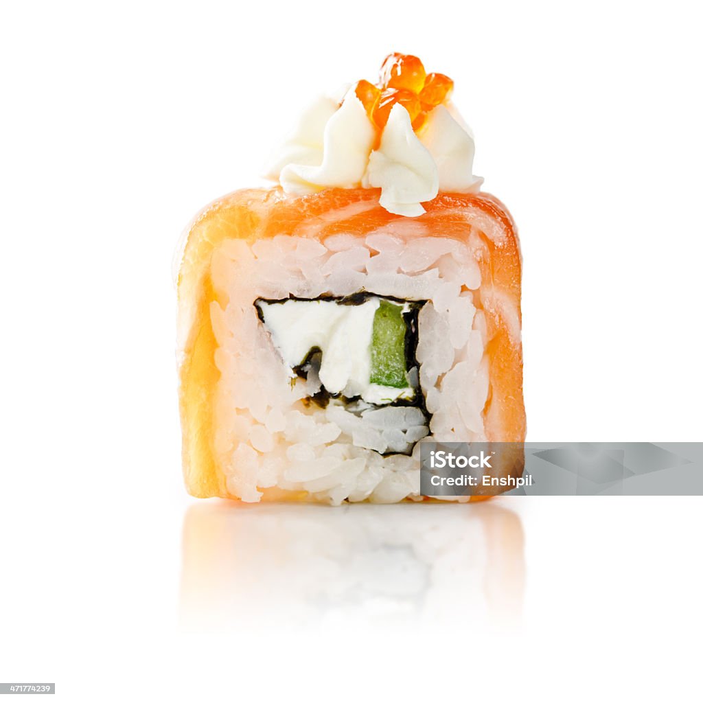 Rolos de sushi japonês tradicional frescos em um fundo branco - Royalty-free Abacate Foto de stock