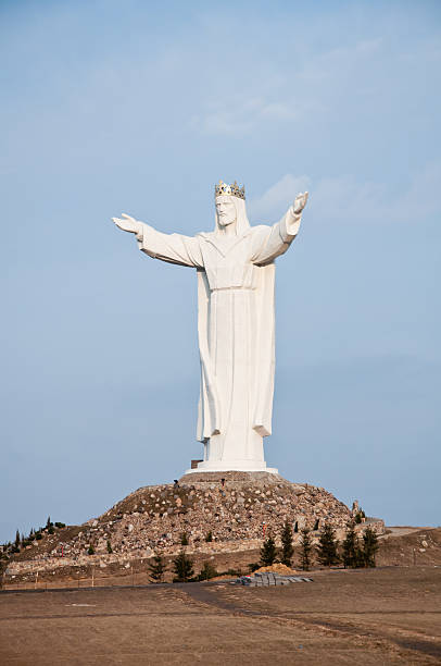 istock Jesus Christ big monument on the hill 471774423