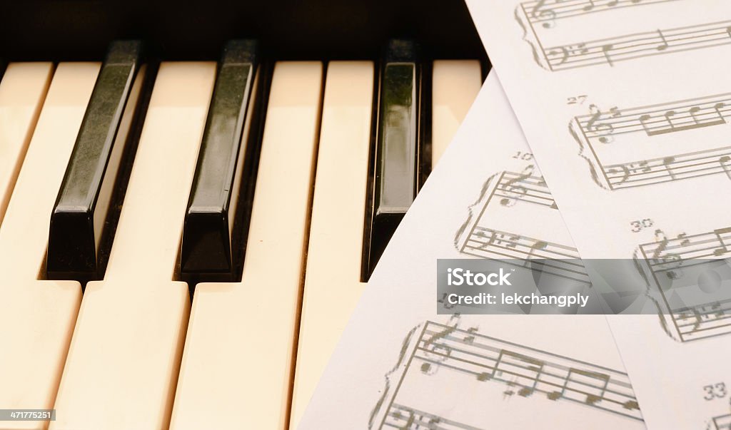 Klawiatury fortepianu i sheetmusic - Zbiór zdjęć royalty-free (Bez ludzi)