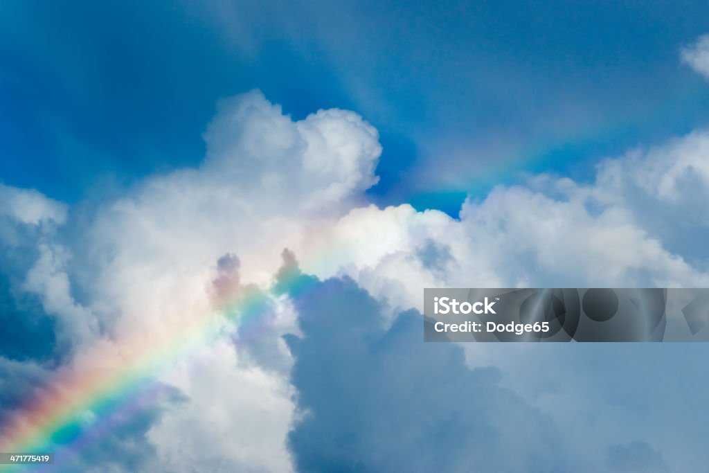 Arco-íris em céu azul nublado - Foto de stock de Abstrato royalty-free