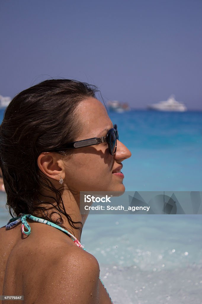 Donna sorridente sulla spiaggia tropicale - Foto stock royalty-free di Abbronzarsi