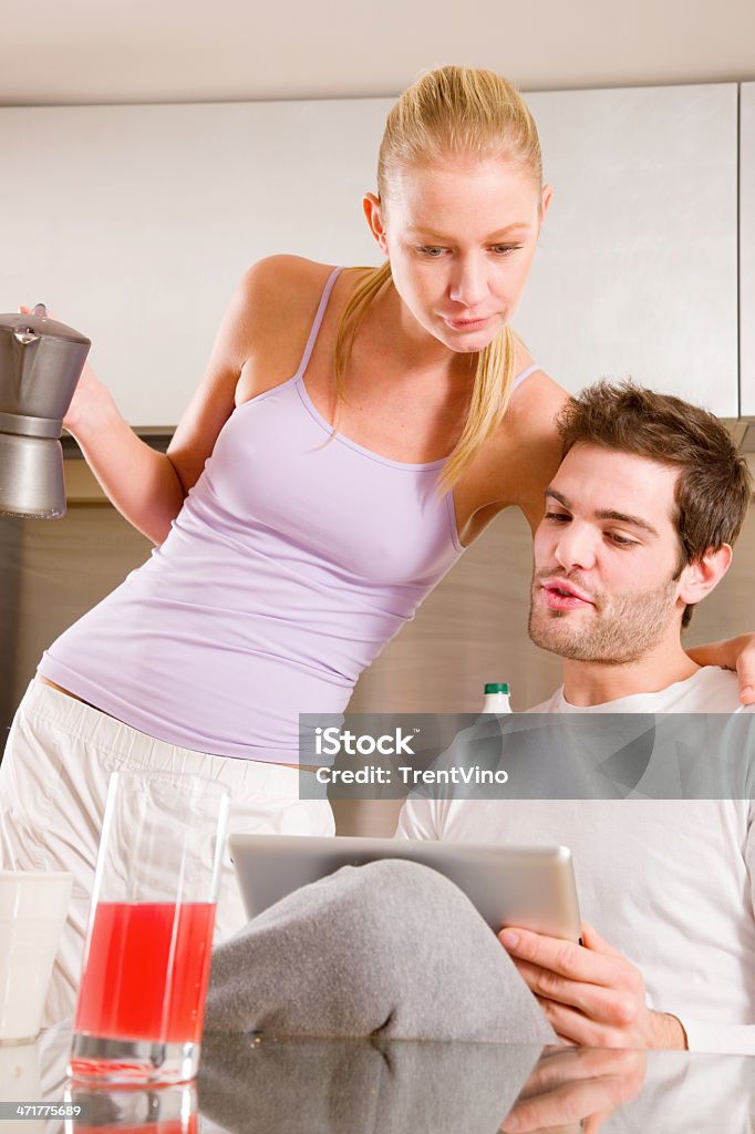 Casal na cozinha com café da manhã - Foto de stock de Adulto royalty-free